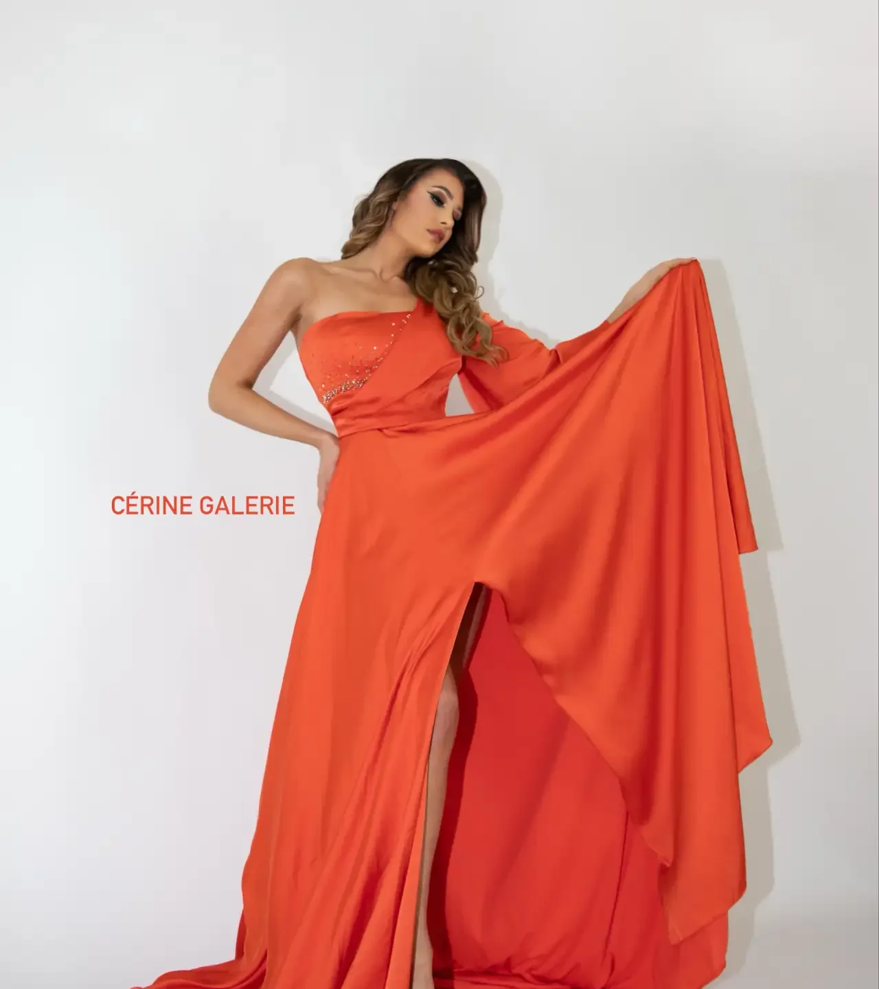 une photo très attrayantes mettant en avant notre robes de soirée en satin de la marque cerine galerie